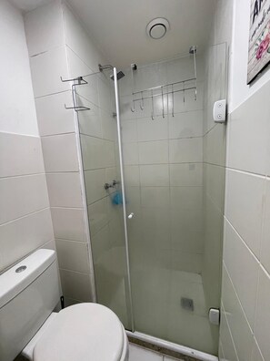 Chuveiro, secador de cabelo, toalhas de banho, sabonete