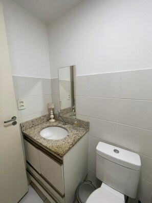 Douche, sĂšche-cheveux, serviettes fournies, savon