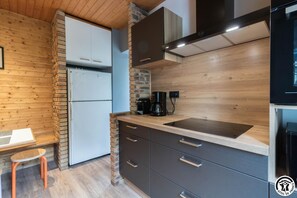 Kylskåp, mikrovågsugn, diskmaskin och barnstol