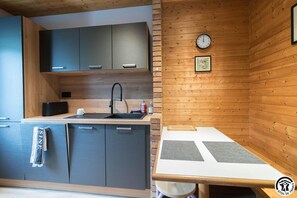 Réfrigérateur, micro-ondes, lave-vaisselle, chaise haute