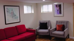 Living area - Charming 1-bedroom apartment with WiFi, AC in enchanting Washington. (Washington)