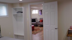 1 bedroom, iron/ironing board, WiFi, bed sheets - Charming 1-bedroom apartment with WiFi, AC in enchanting Washington. (Washington)