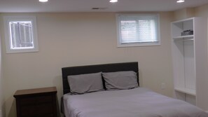 1 bedroom, iron/ironing board, WiFi, bed sheets - Charming 1-bedroom apartment with WiFi, AC in enchanting Washington. (Washington)