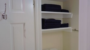 Interior - Charming 1-bedroom apartment with WiFi, AC in enchanting Washington. (Washington)