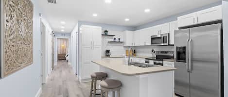 Frigorífico, microondas, horno y placa de cocina