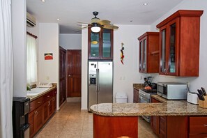 Kühlschrank, Mikrowelle, Wasserkocher mit Kaffee-/Teezubehör, Toaster