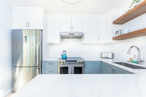 Een koelkast, een magnetron, een oven, een kookplaat