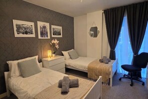 2 habitaciones, escritorio, tabla de planchar con plancha y wifi gratis
