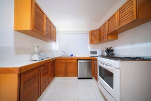 Réfrigérateur, micro-ondes, plaque de cuisson, cafetière/bouilloire