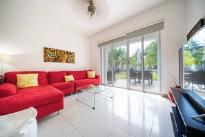 TV - Luxury 3 Bedroom Villa with Pool - Playacar II (Playa del Carmen)