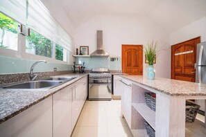 Kylskåp, mikrovågsugn, kaffe- och tebryggare och brödrost