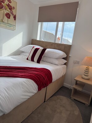 3 habitaciones, tabla de planchar con plancha, wifi y ropa de cama