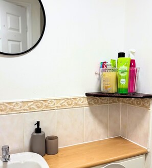 Toallas, jabón, papel de baño 