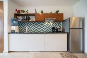 Réfrigérateur, micro-ondes, cafetière/bouilloire, grille-pain