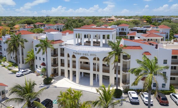 Exterior - Luxury 2 BR Condo with Pool - Paseo del Sol Playacar II (Playa del Carmen)