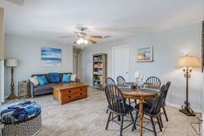 TV - 3-Bedroom Coastal House Close to Beaches and Attractions. Experience Paradise! (Indialantic)