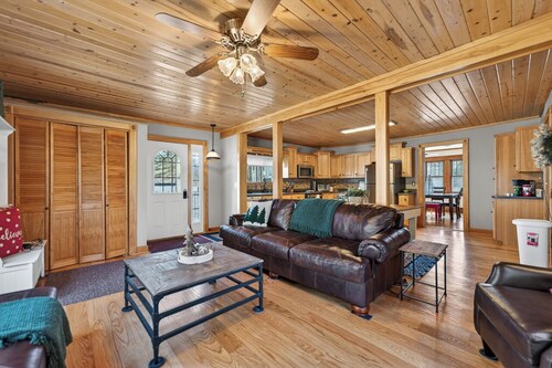 THE CHRISTMAS HOUSE! 20 ACRES ON A X-MAS TREE FARM!! YEAR ROUND CHRISTMAS DECOR