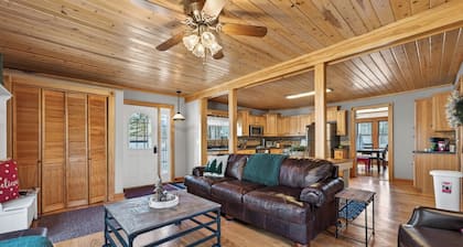 THE CHRISTMAS HOUSE! 20 ACRES ON A X-MAS TREE FARM!! YEAR ROUND CHRISTMAS DECOR