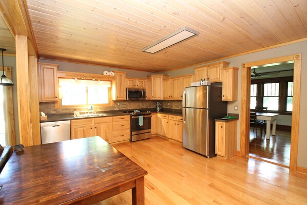 Microwave, oven, stovetop, dishwasher - Farmhouse on 20 acres & Christmas tree farm, miles of hiking trails and woods (Roscoe)