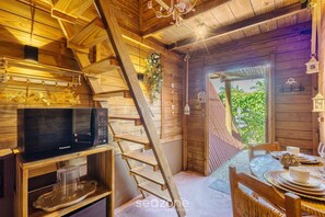 Basic Cabin | Dining