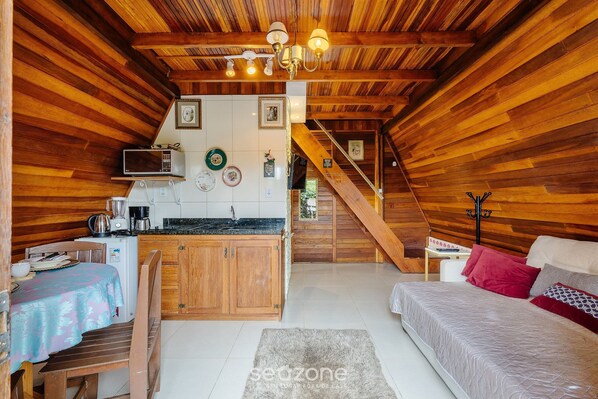 Basic Cabin | Living area