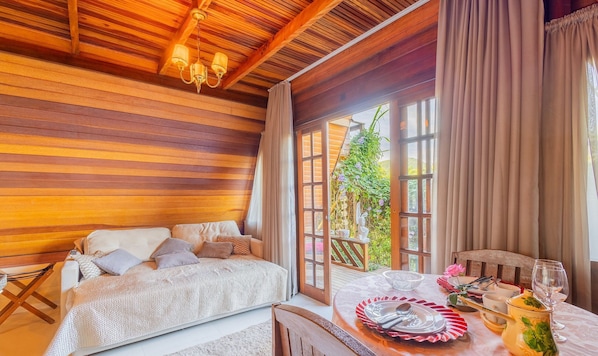 Basic Cabin | Living area