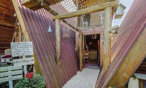 Basic Cabin | Exterior detail