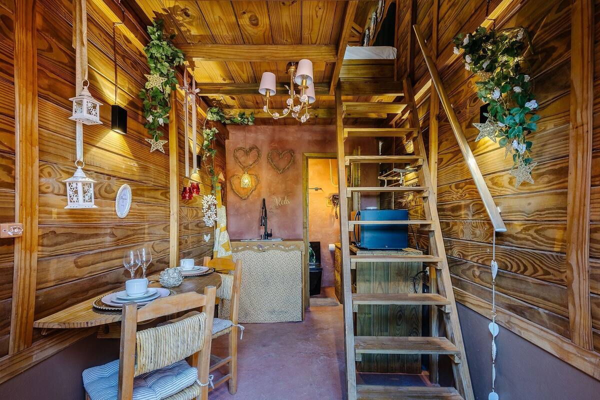 Basic Cabin | Dining