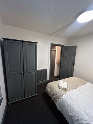 2 soverom, strykejern/-brett, reiseseng for barn og wi-fi (inkludert)