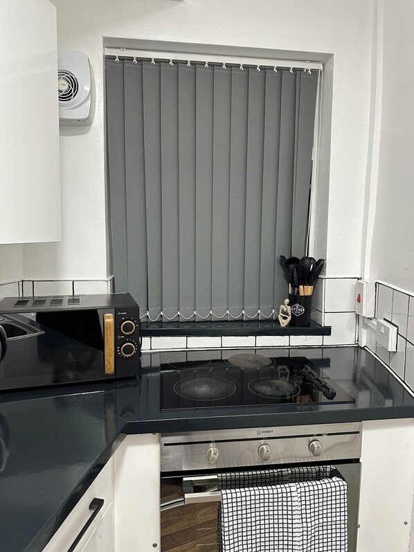 Frigorifero, microonde, forno, piano cottura