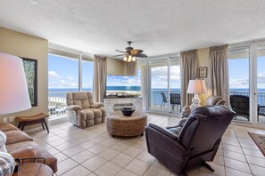 Een smart-tv, een dvd-speler, tafelvoetbal en een tafeltennistafel