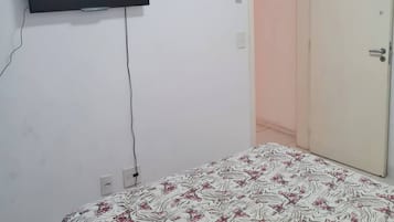 Tabla de planchar con plancha, wifi y ropa de cama