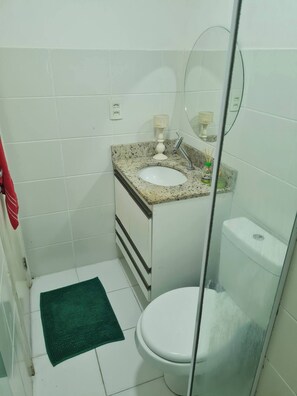 Douche, sĂšche-cheveux, serviettes fournies, savon