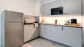 Kühlschrank, Mikrowelle, Herdplatte, Geschirrspüler