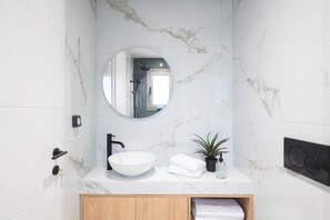 Douche, sèche-cheveux, serviettes fournies