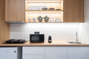 Réfrigérateur, micro-ondes, cafetière/bouilloire, bouilloire électrique