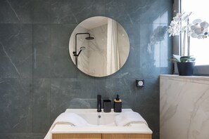 Douche, sèche-cheveux, serviettes fournies