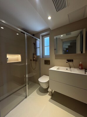 Sèche-cheveux, serviettes fournies, savon, papier toilette