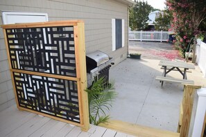 Outdoor dining - Martha's Vista- Waterfront w/ Kayaks & Fenced in Yard. (Chincoteague)