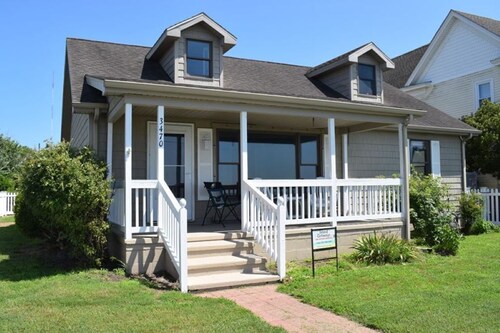 Martha's Vista- Waterfront w/ Kayaks & Fenced in Yard.