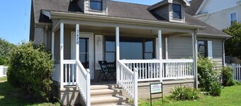 Martha's Vista- Waterfront w/ Kayaks & Fenced in Yard.