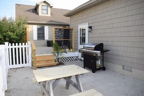 Outdoor dining - Martha's Vista- Waterfront w/ Kayaks & Fenced in Yard. (Chincoteague)