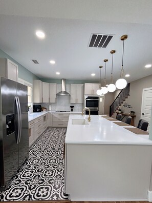 Jääkaappi, mikroaaltouuni, uuni, liesi