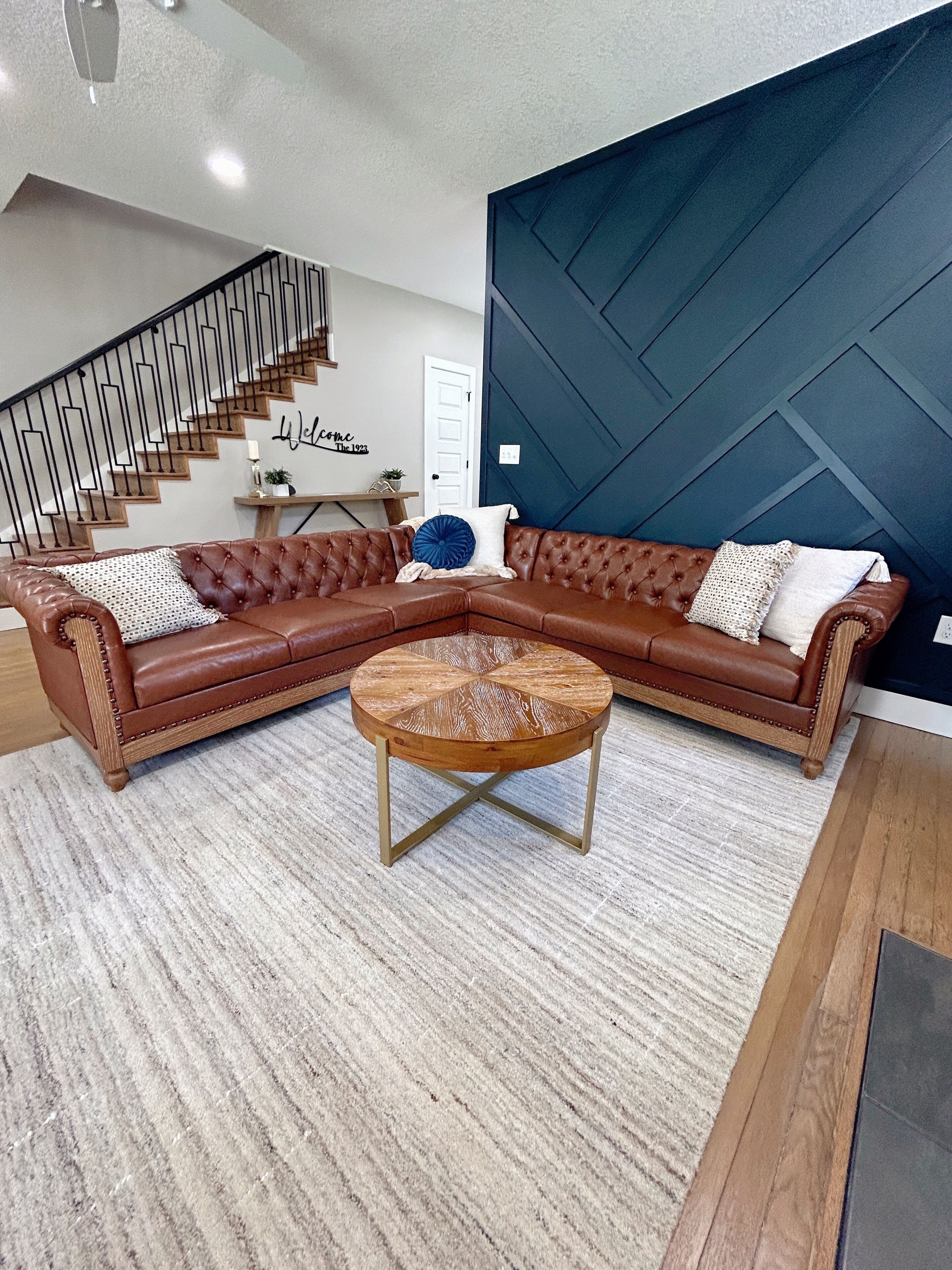 Een smart-tv, een open haard, boeken en een stereo