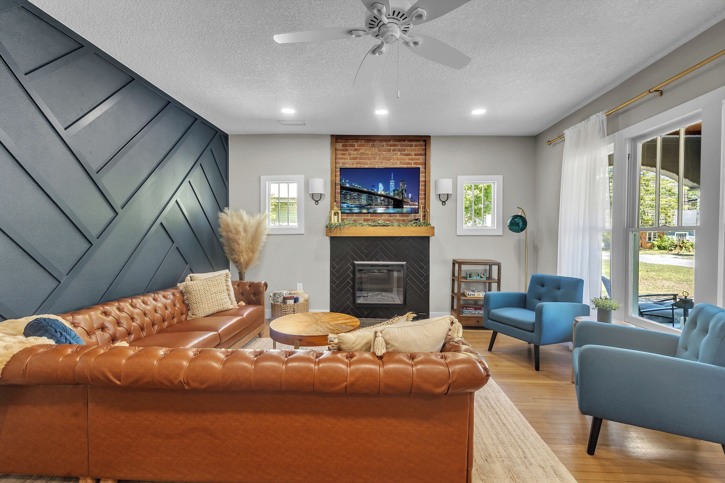 Smart TV, chimenea, libros, estéreo