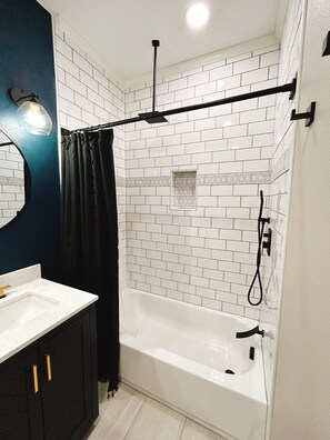 Dusche, Haartrockner, Handtücher, Toilettenpapier
