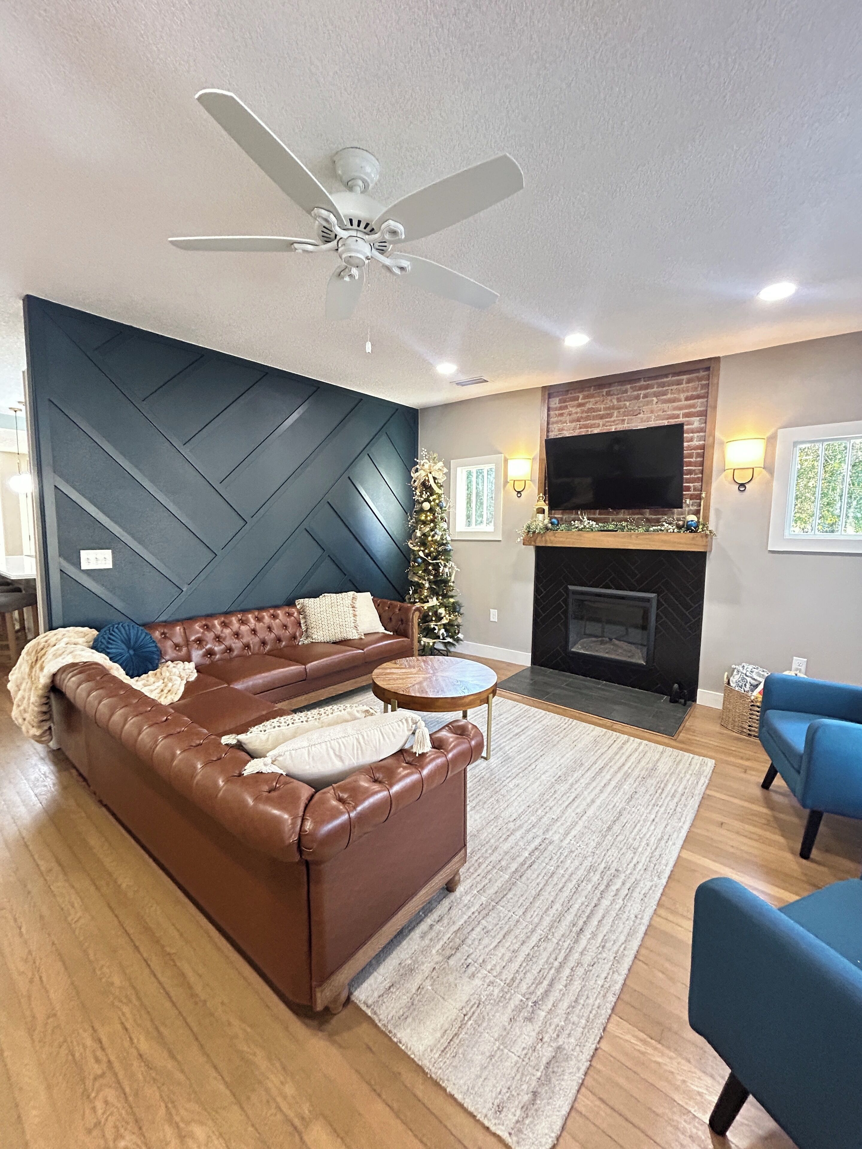 Een smart-tv, een open haard, boeken en een stereo