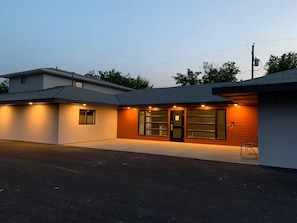 Vista frontal de la propiedad por la tarde o noche