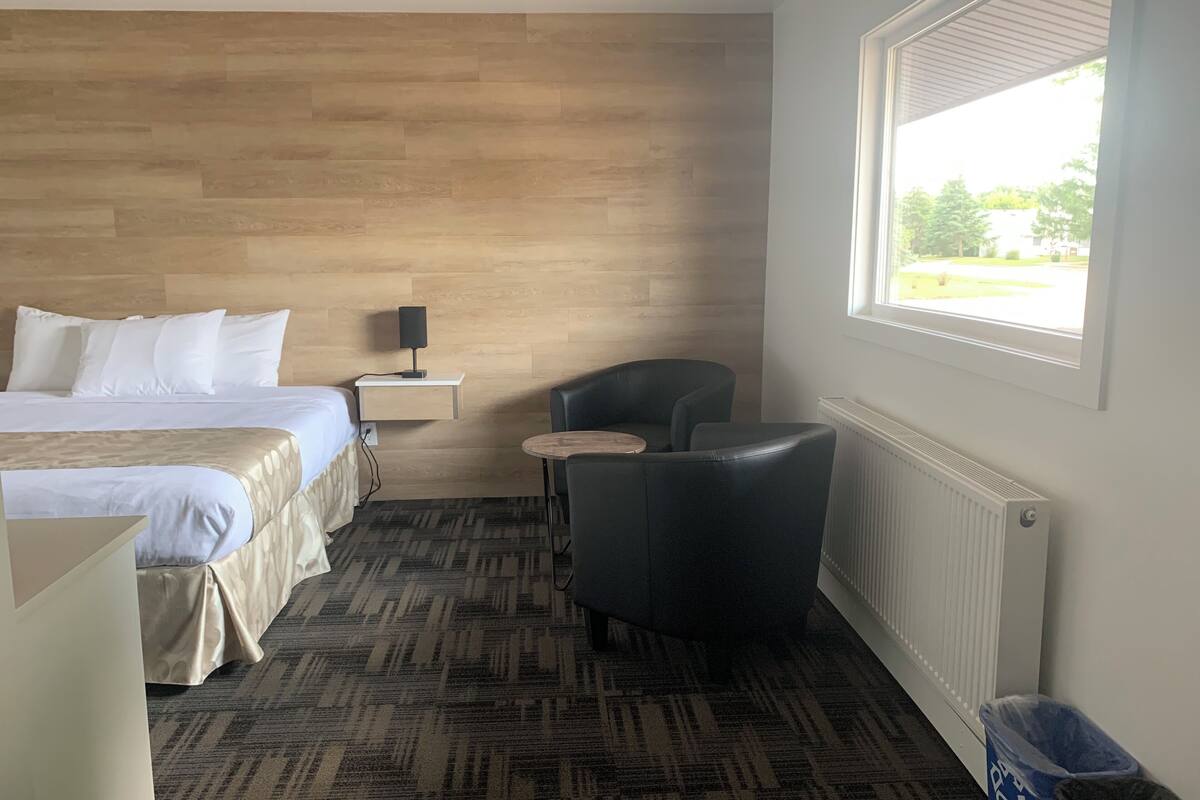 Single Room, 1 King Bed | Laptop workspace, free WiFi