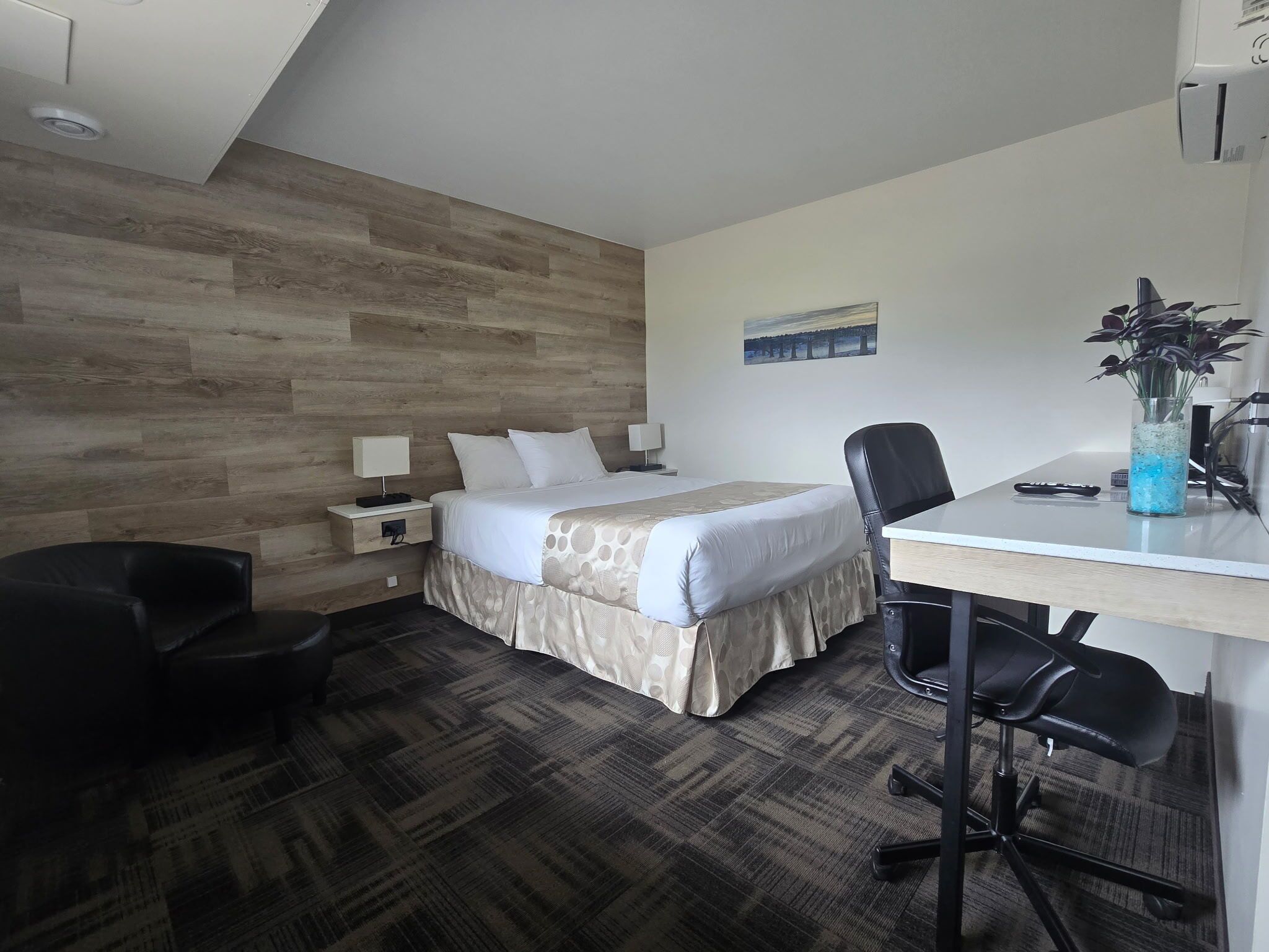 Comfort Single Room, 1 Queen Bed | Hypo-allergenic bedding, memory foam beds, individually furnished, desk